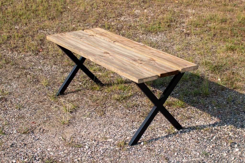 Banc en bois et en fer simple