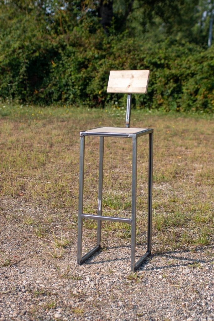 Tabouret design en bois et fer avec dossier